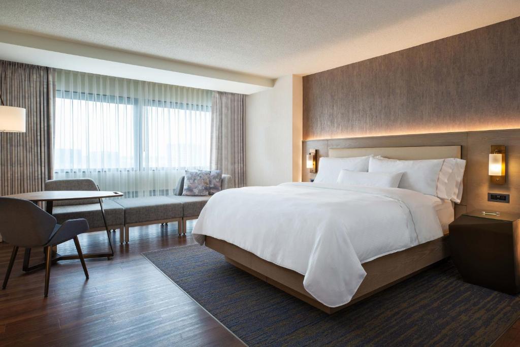 Postel nebo postele na pokoji v ubytování The Westin O'Hare