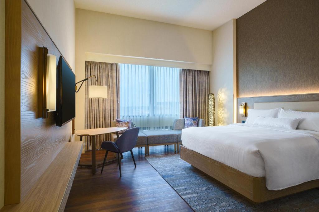 The Westin O'Hare - Premium King Room - High Floor/Hearing Accessible