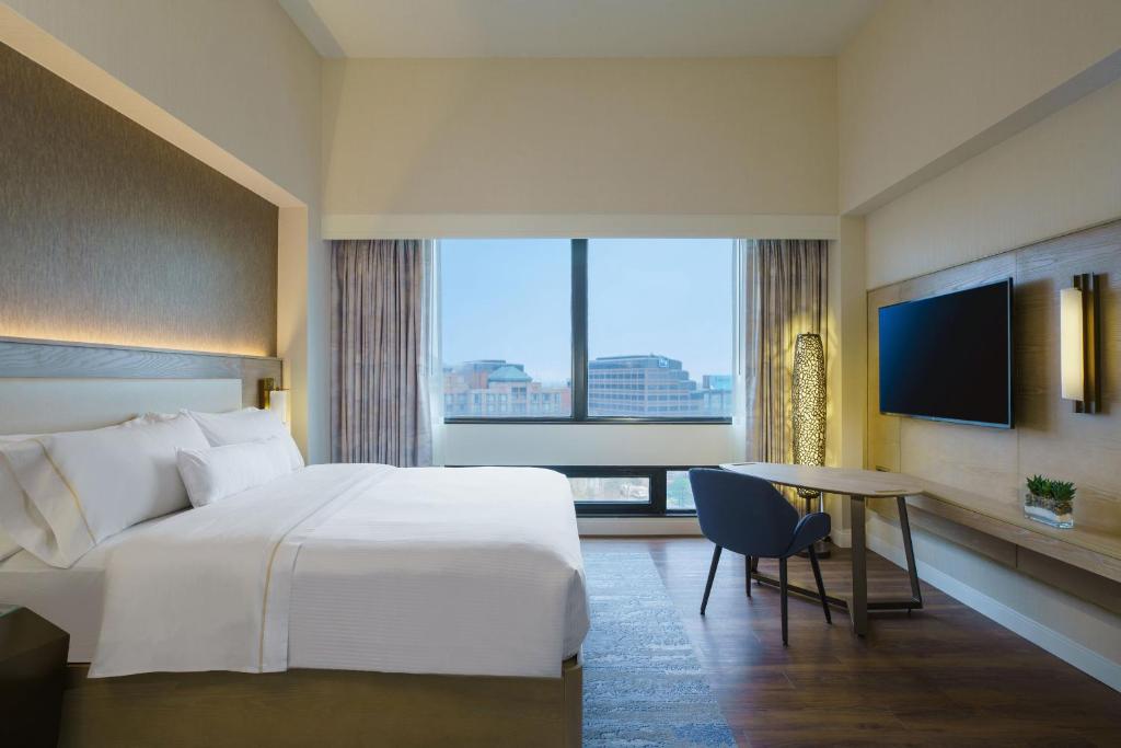 The Westin O'Hare - 豪华一卧室国王套房配沙发床和湿吧