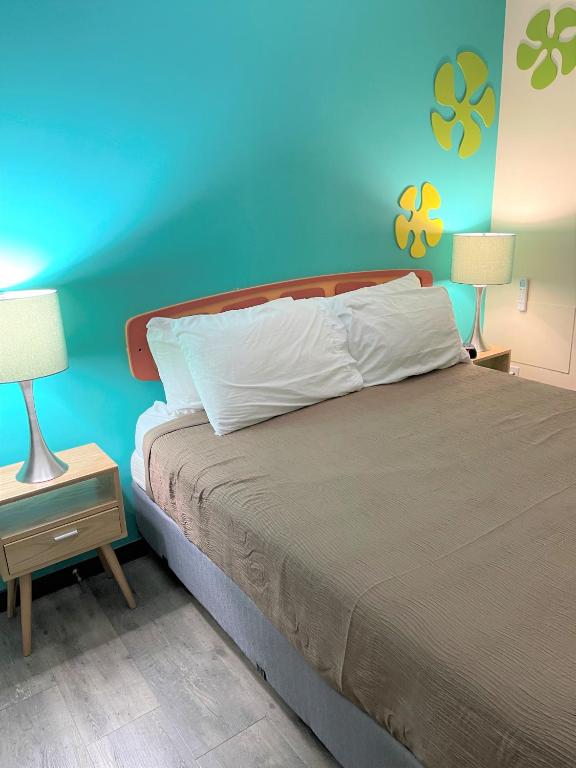 Postel nebo postele na pokoji v ubytování Bowmont Motel
