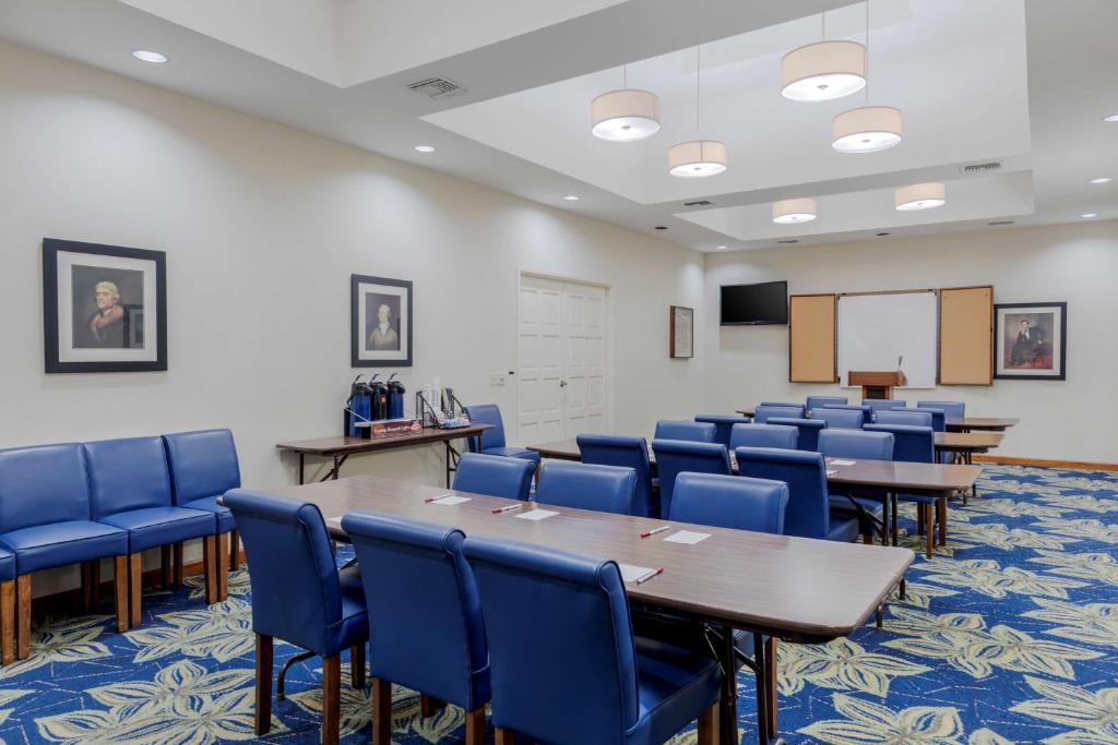 een vergaderzaal met tafels en stoelen en een whiteboard bij Best Western Plus Big America in Santa Maria