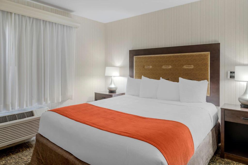 Een bed of bedden in een kamer bij Best Western Plus Big America