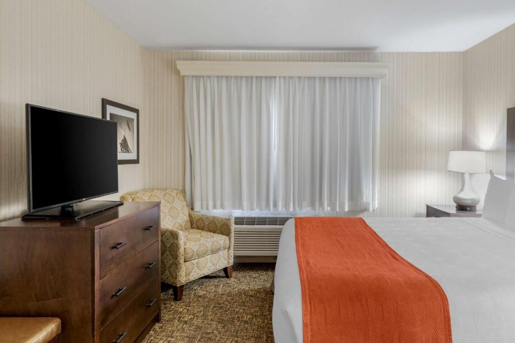 Een bed of bedden in een kamer bij Best Western Plus Big America