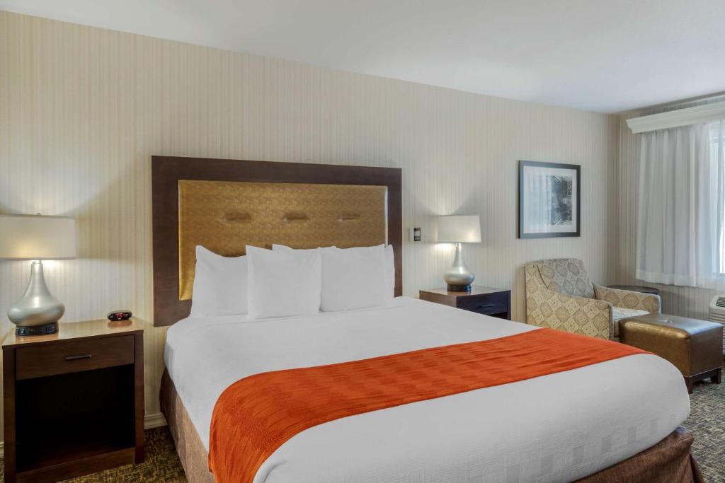 Een bed of bedden in een kamer bij Best Western Plus Big America