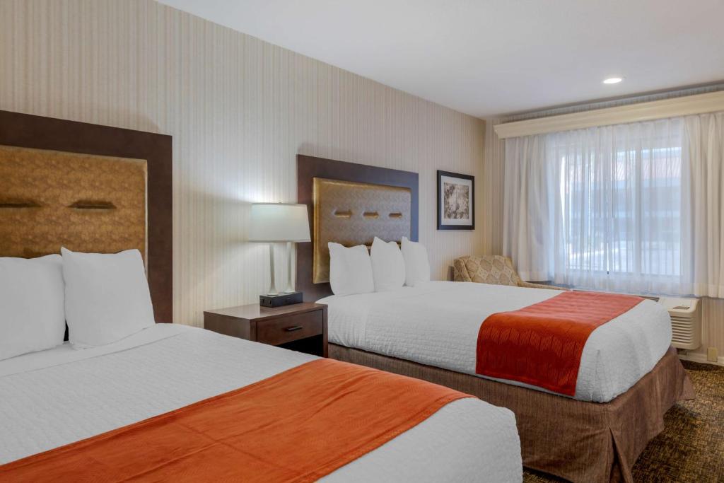 Een bed of bedden in een kamer bij Best Western Plus Big America