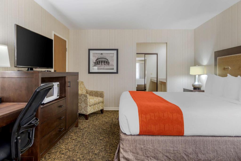 Een bed of bedden in een kamer bij Best Western Plus Big America
