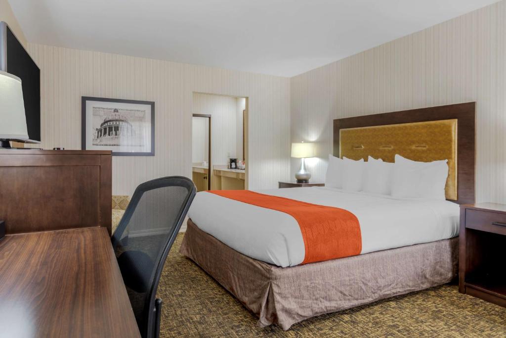 Een bed of bedden in een kamer bij Best Western Plus Big America