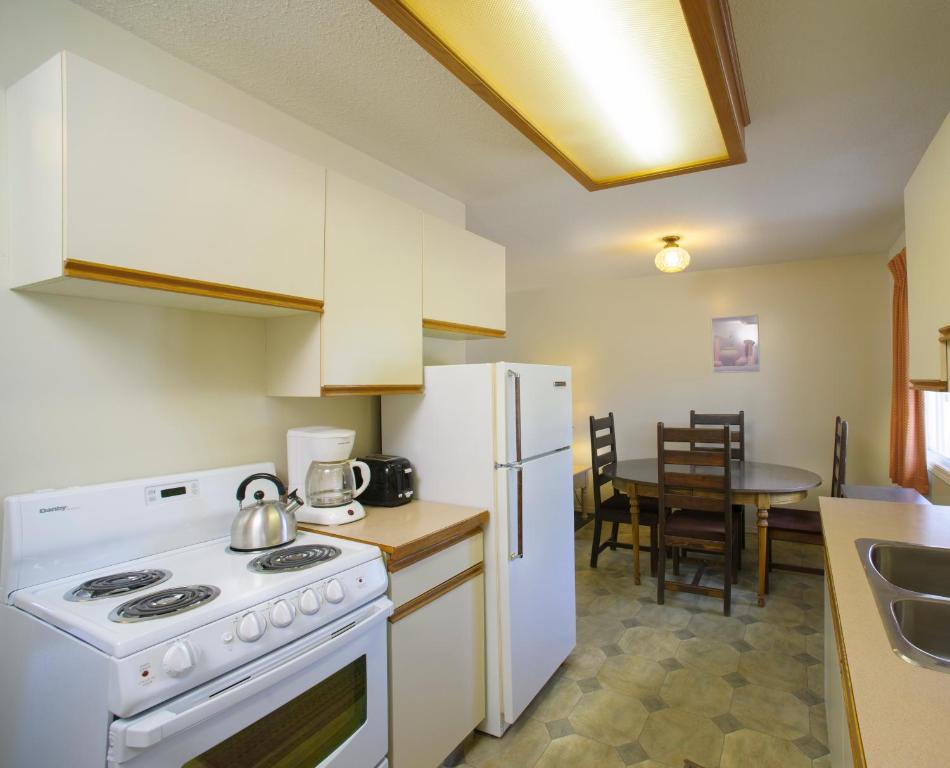 Kuchyň nebo kuchyňský kout v ubytování Bowmont Motel