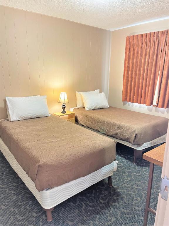 Postel nebo postele na pokoji v ubytování Bowmont Motel