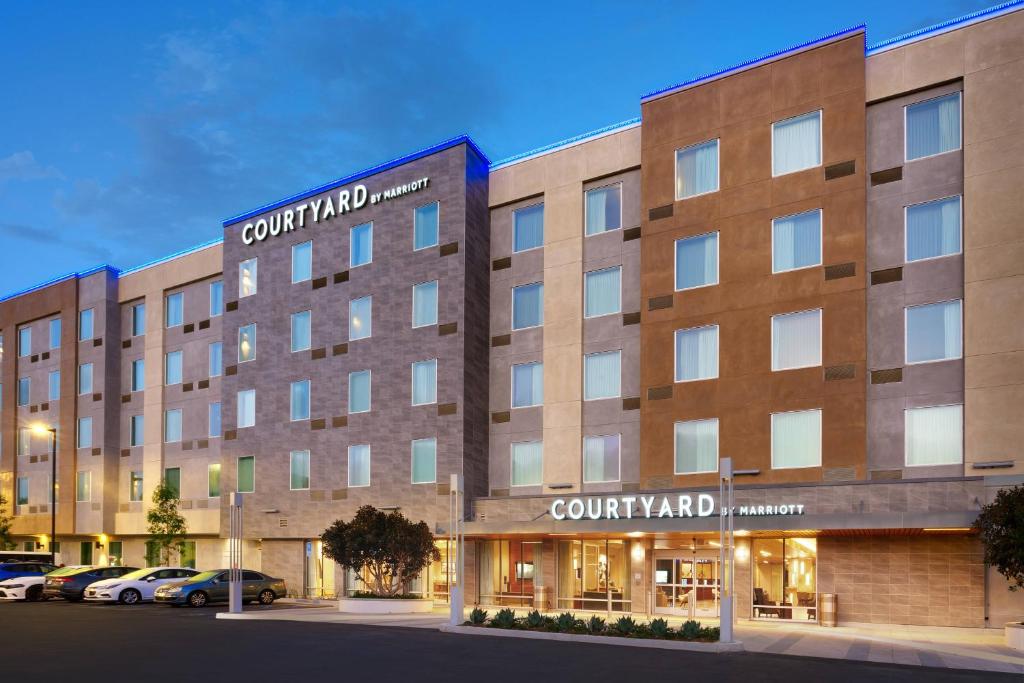 a rendering of the front of the court yard hotel at Courtyard by Marriott Los Angeles LAX/Hawthorne in Hawthorne