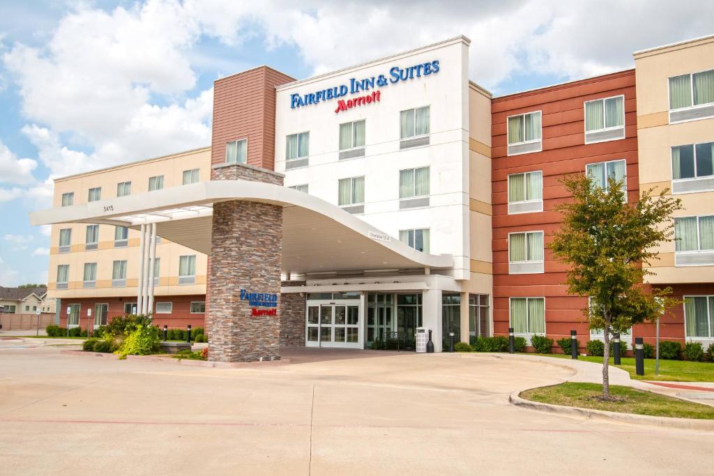 een weergave van de voorkant van een Randall Hughes hotel bij Fairfield Inn & Suites by Marriott Dallas Plano North in Plano