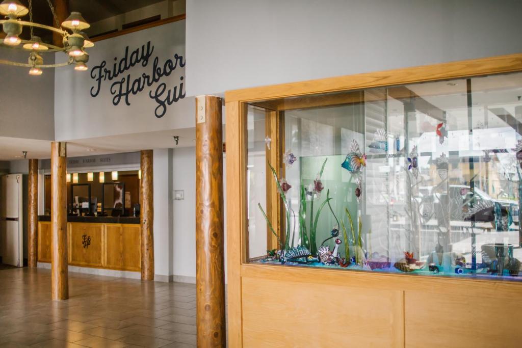 een winkel met een glazen deur met een aquarium bij Friday Harbor Suites in Friday Harbor