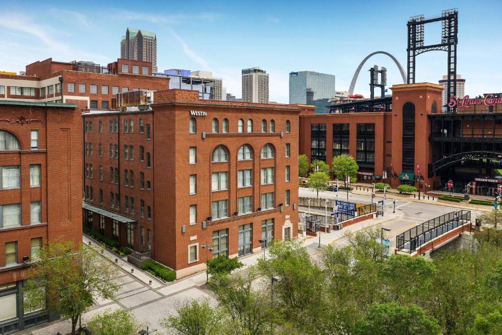 un grupo de edificios en una ciudad con una noria en The Westin St. Louis, en Saint Louis