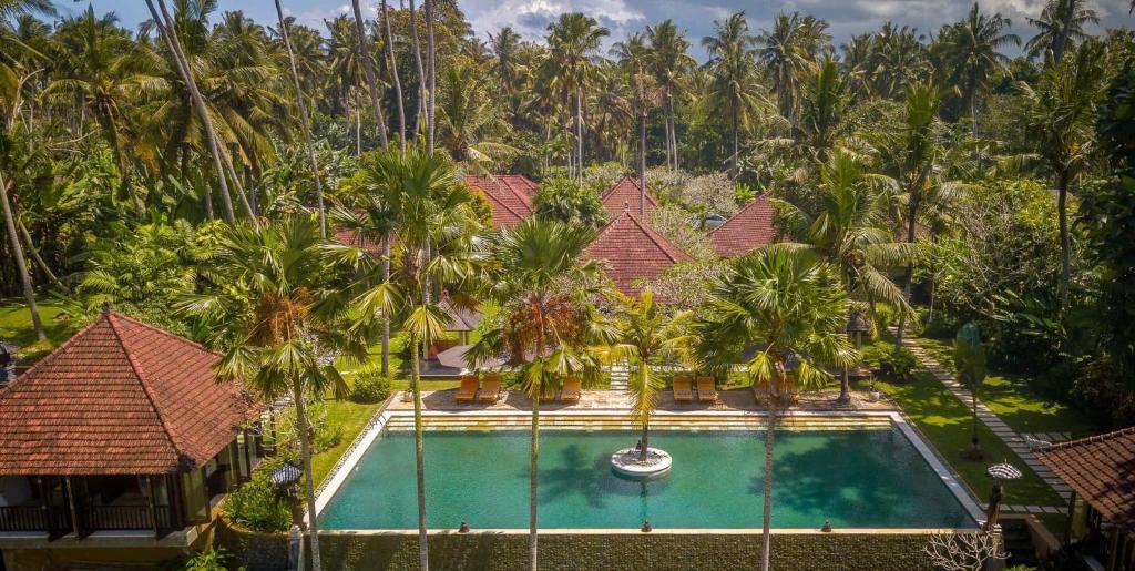 een luchtzicht op een resort met een zwembad bij Villa Dihati in Tabanan