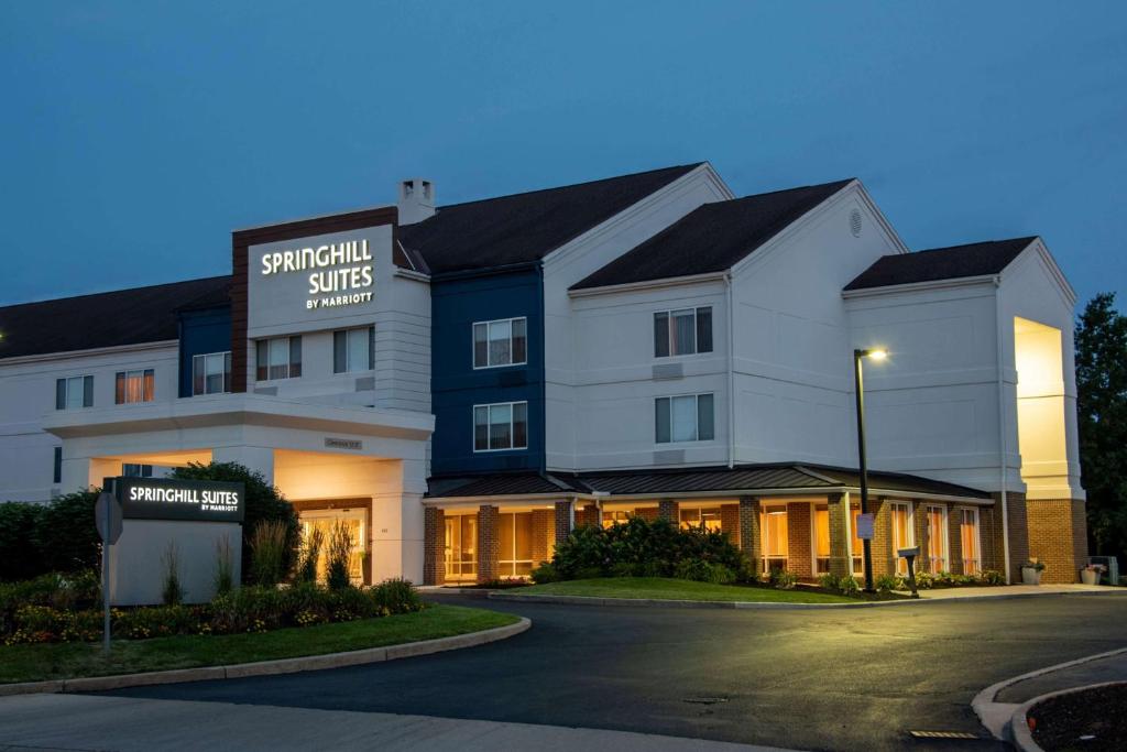 a hotel with a sign that reads survival suites at SpringHill Suites Columbus Airport Gahanna in Gahanna