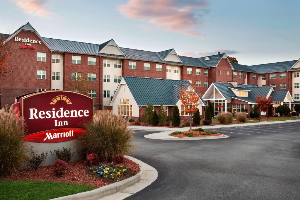 een weergave van een hotel met een residentie herberg bij Residence Inn by Marriott Greensboro Airport in Greensboro