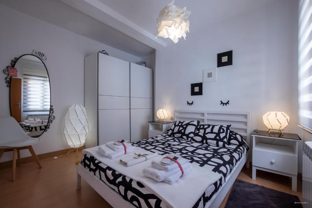 Un dormitorio con una cama, una mesa y un espejo. en A los Ojos del Río Duero, en Zamora