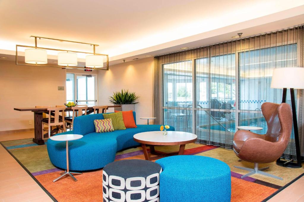 sala de estar con sofá, sillas y mesa en Fairfield Inn & Suites by Marriott Bloomington en Bloomington