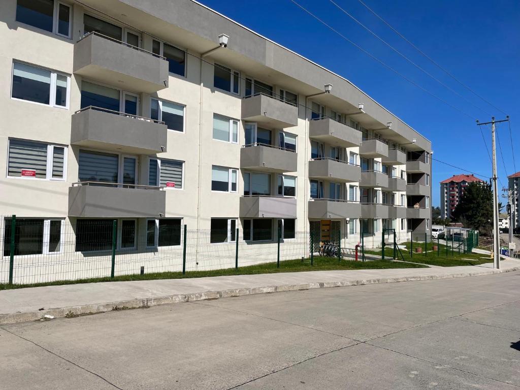 un edificio de apartamentos al lado de una calle en Departamento nuevo en exclusivo sector de Puerto Montt, en Puerto Montt