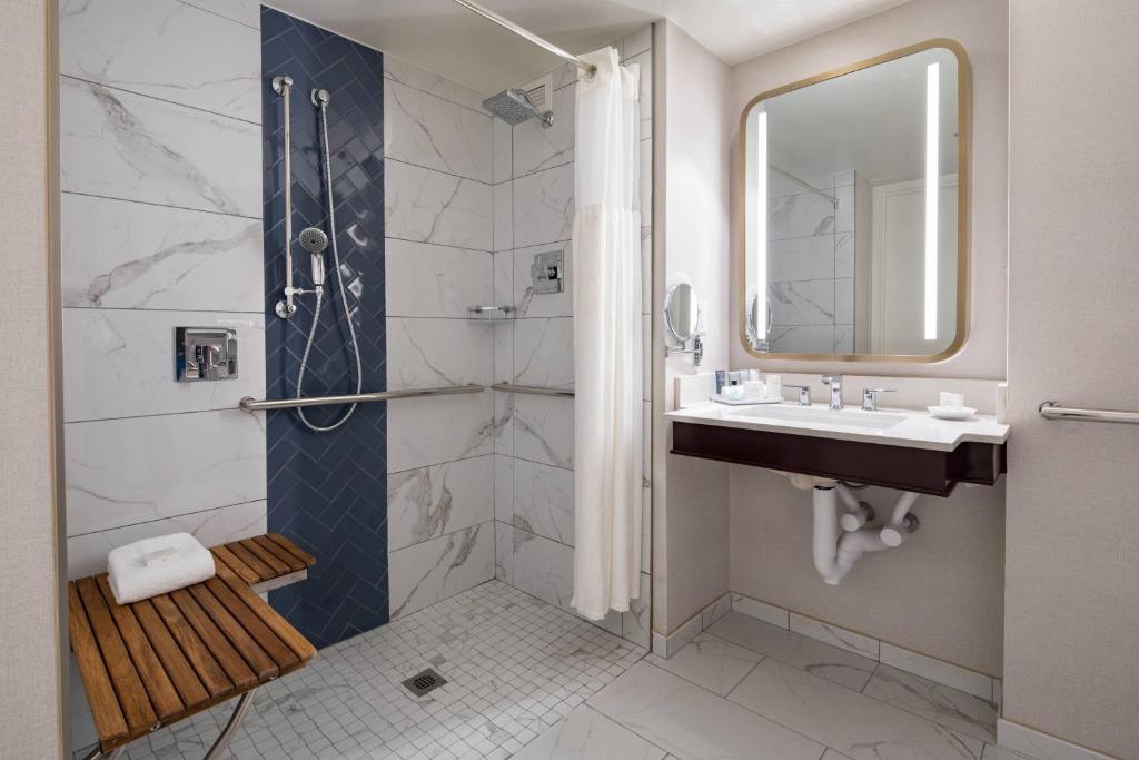 JW Marriott Atlanta Buckhead - King Room Met Aangepaste Bad - Mobiliteit Toegankelijk