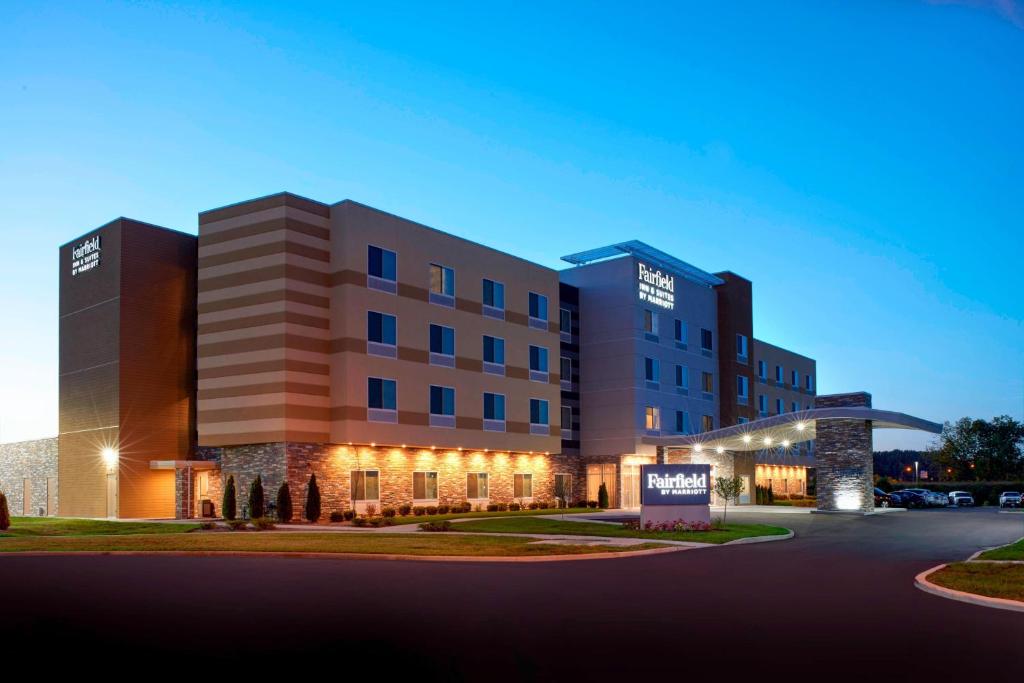 a rendering of a hotel at night at Fairfield Inn & Suites by Marriott Columbus, IN in Columbus