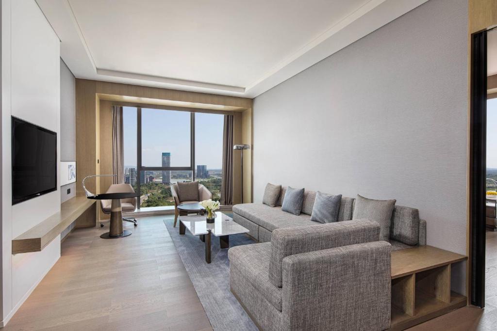 Courtyard by Marriott Chengdu Southにあるテレビまたはエンターテインメントセンター