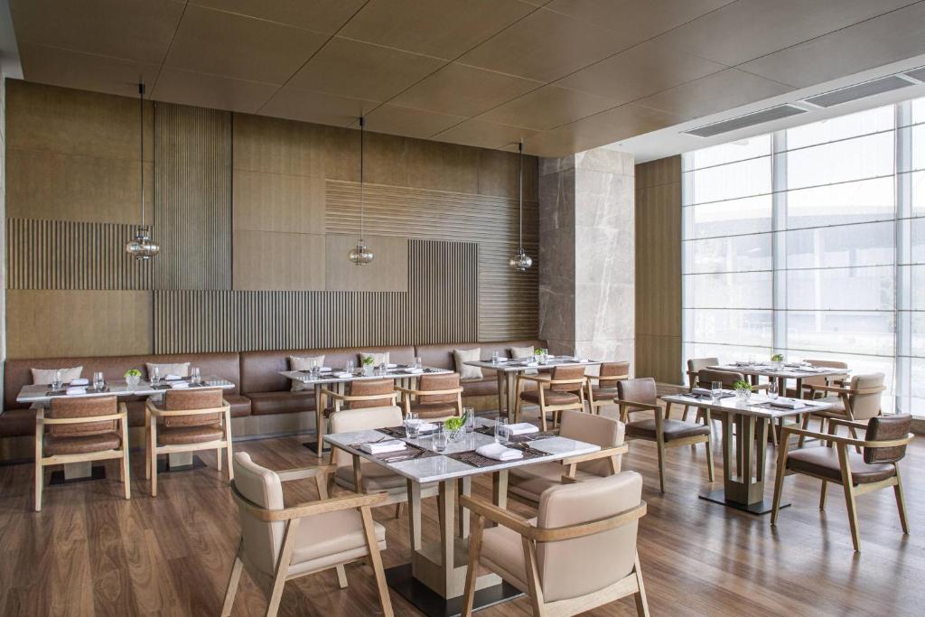 Courtyard by Marriott Chengdu Southにあるレストランまたは飲食店