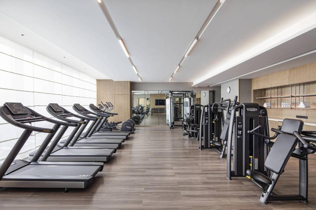 Courtyard by Marriott Chengdu Southにあるフィットネスセンターまたはフィットネス設備
