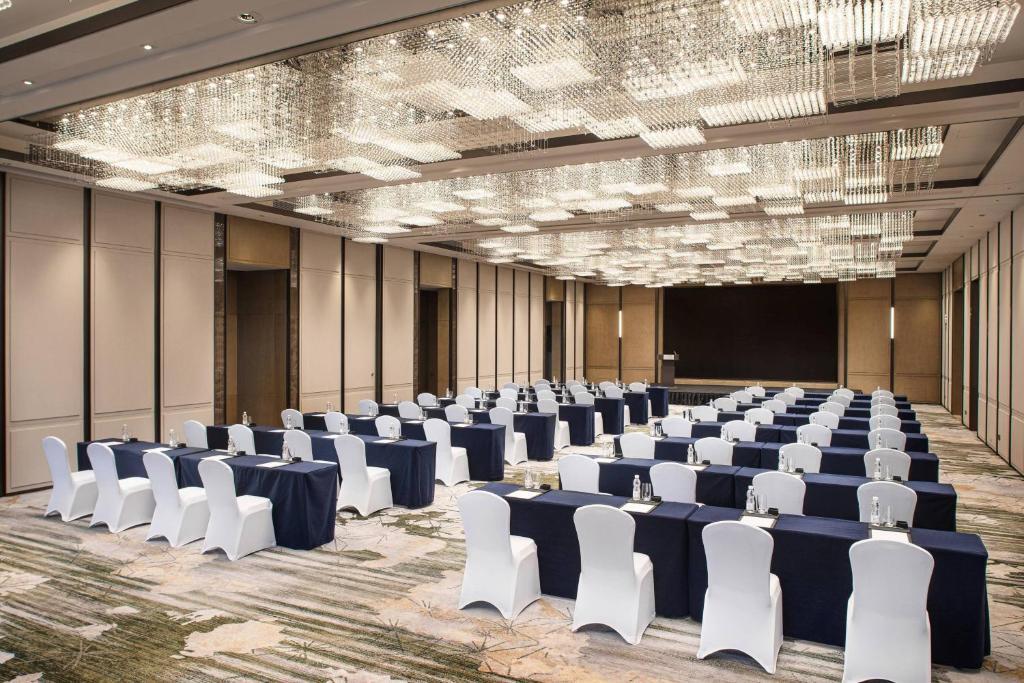 Courtyard by Marriott Chengdu Southにあるビジネスエリアまたは会議室