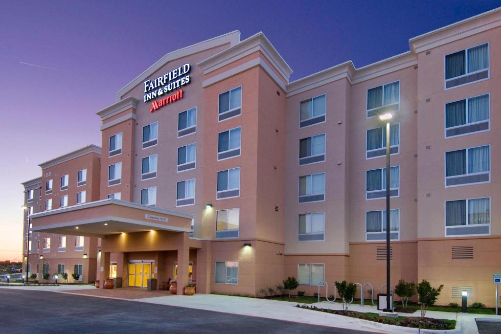 uma representação das suites da estalagem Hampton Anaheim em Fairfield Inn & Suites by Marriott Austin Parmer Tech Ridge em Austin