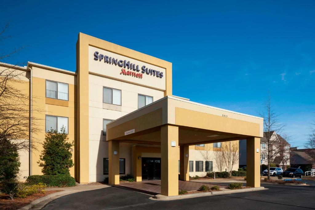 una tienda frente a un edificio de servicios Springhill en SpringHill Suites Columbus, en Columbus