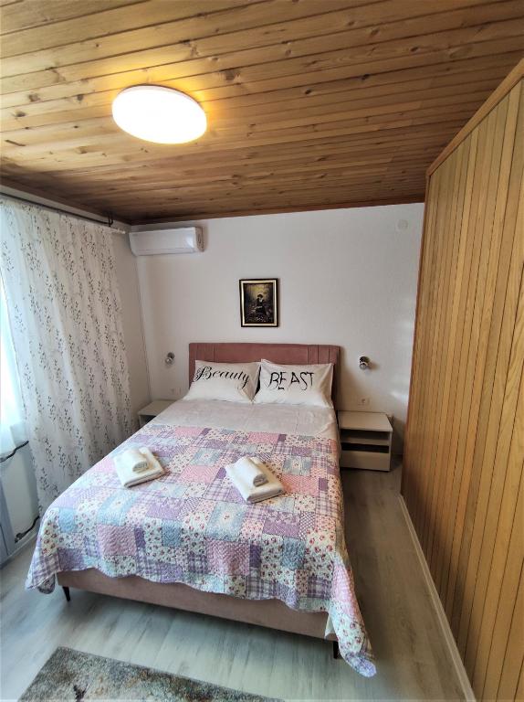 Posteľ alebo postele v izbe v ubytovaní Apartments with parking spaces Makarska - 6784