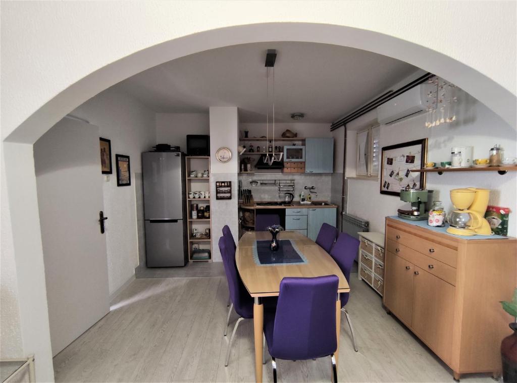 Kuchyňa alebo kuchynka v ubytovaní Apartments with parking spaces Makarska - 6784