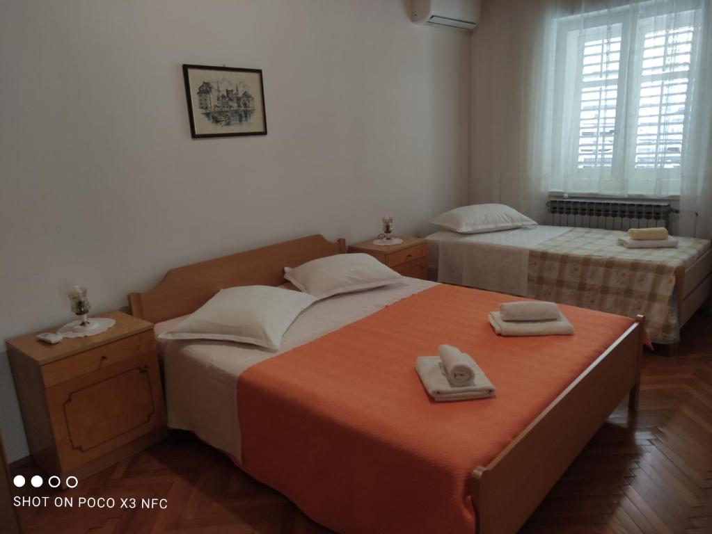 Posteľ alebo postele v izbe v ubytovaní Apartments with parking spaces Makarska - 6784