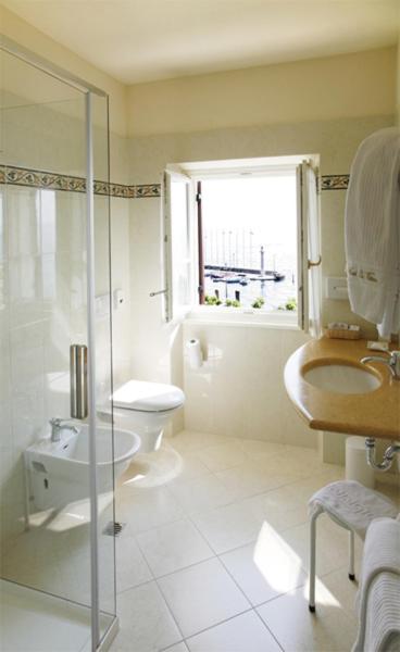 A bathroom at La Vittoria Boutique Hotel