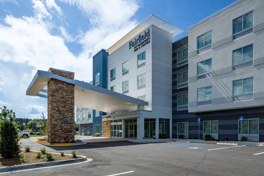 een weergave van de voorkant van een hotel bij Fairfield Inn & Suites by Marriott Savannah I-95 North in Port Wentworth