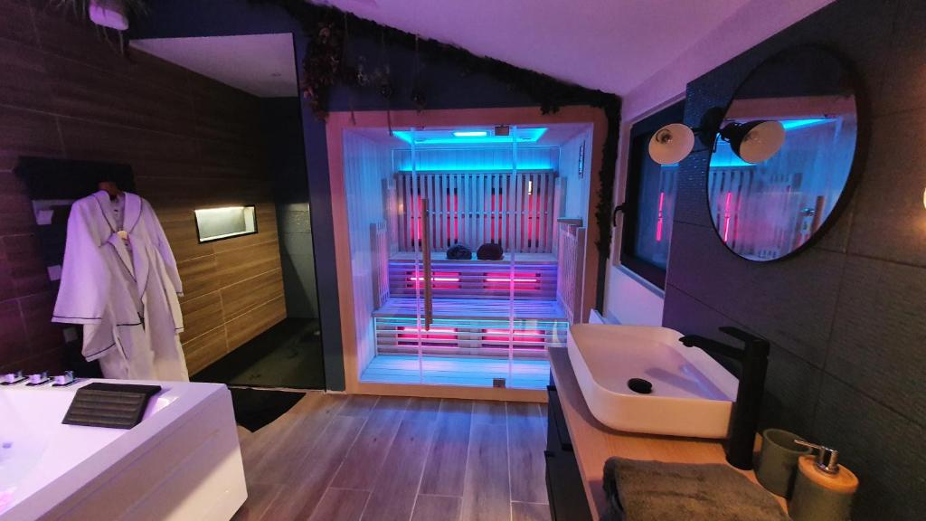 Ένα ή περισσότερα κρεβάτια σε δωμάτιο στο SAUNA, BALNEO, TERRASSE, PARKING, Le tout totalement privé dans maison indépendante à la décoration soignée, ensoleillé et sans vis à vis, Prise VE, Calme et discrétion Garantis, Idéalement situé pour visiter la région, Animaux bienvenues