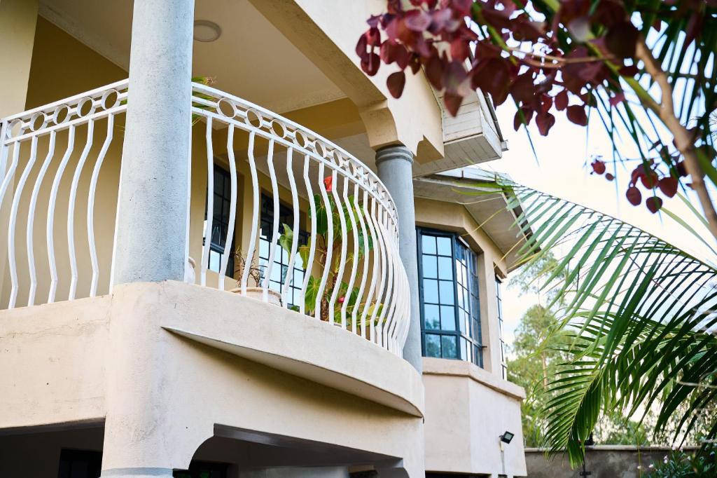 una casa con una escalera de caracol en el lateral. en Forget your worries in this serene 5 Bedroom Villa in Ngong en Nairobi