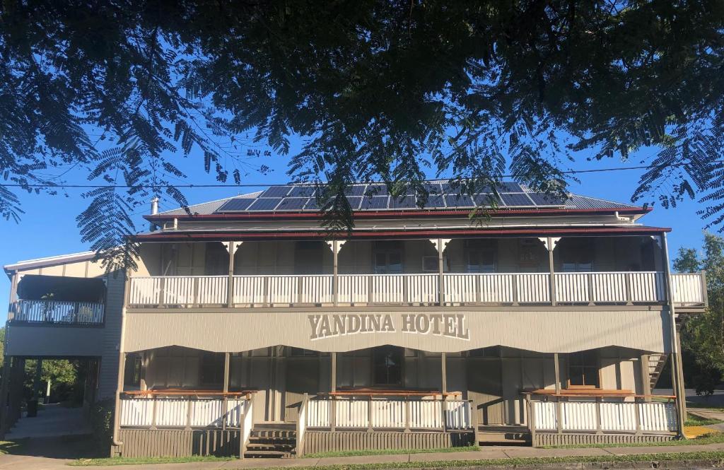 a building with a sign that reads yadi hotel at Yandina Hotel in Yandina