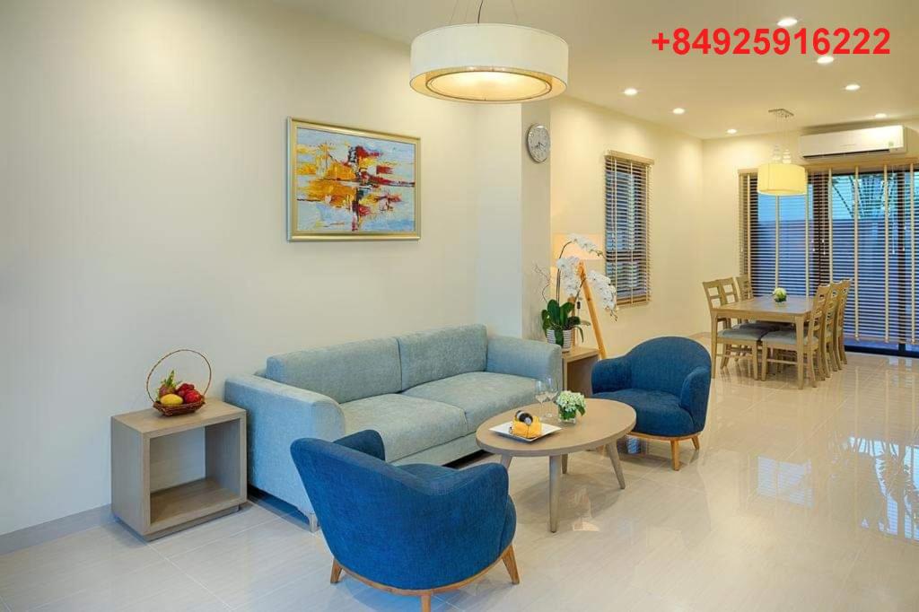 ein Wohnzimmer mit einem Sofa, Stühlen und einem Tisch in der Unterkunft Villa 102 royal lotus, Hùng Thắng, Hạ Long, Quảng Ninh in Hạ Long