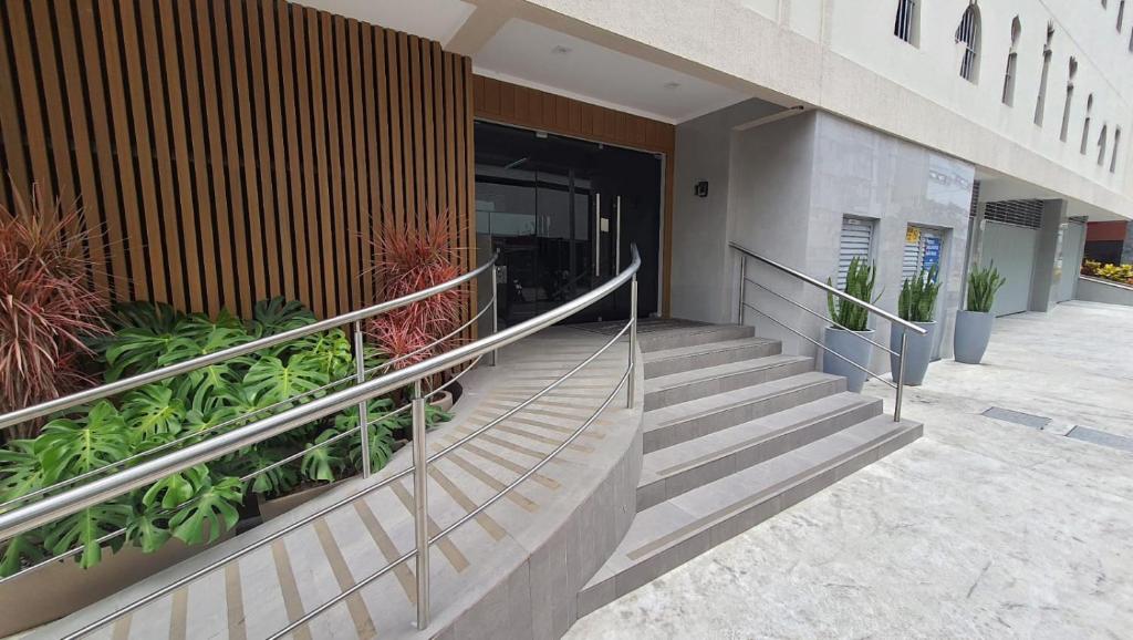 una escalera que conduce a un edificio con plantas en Ótimo apto de temporada em BC, en Balneário Camboriú