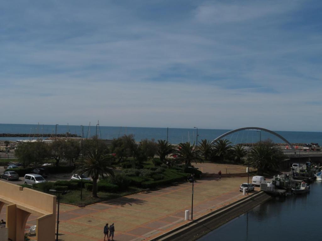 Photo de la galerie de l'établissement Appartement rénové 2 pièces, proche plage, parking inclus - FR-1-338-418, à Sète