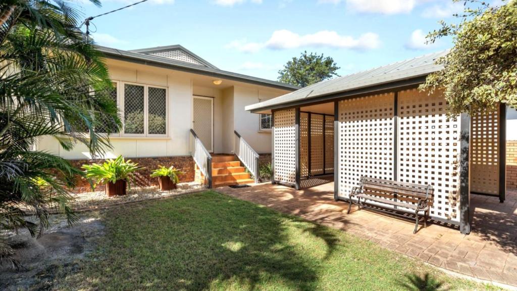 ein Haus mit einer Bank im Hof in der Unterkunft Cottage By The Surf Beach in Woorim