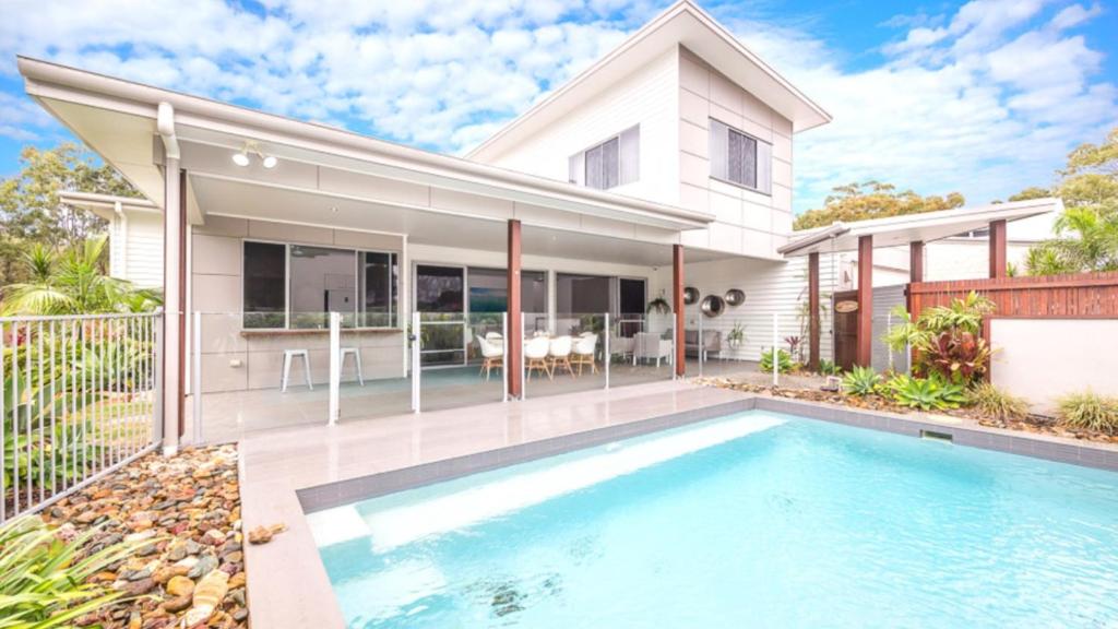 Luxurious Beachside Retreat - Housity