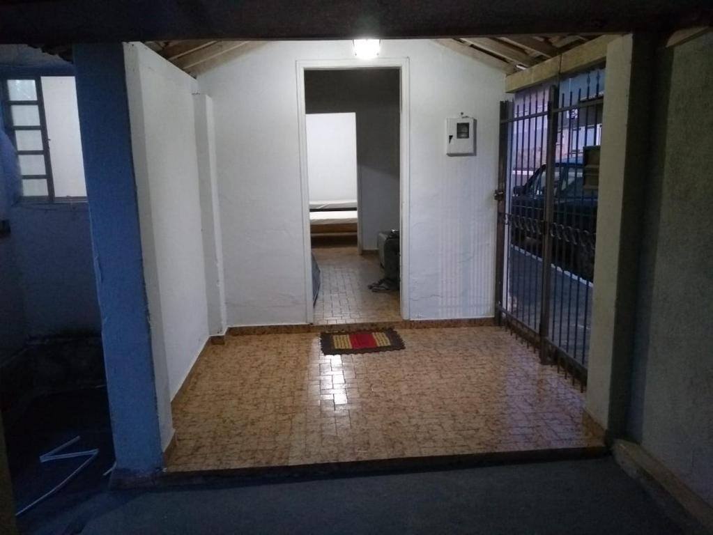 een hal met een deur naar een kamer met tralies bij Casa de temporada em Capitólio Mg in Capitólio