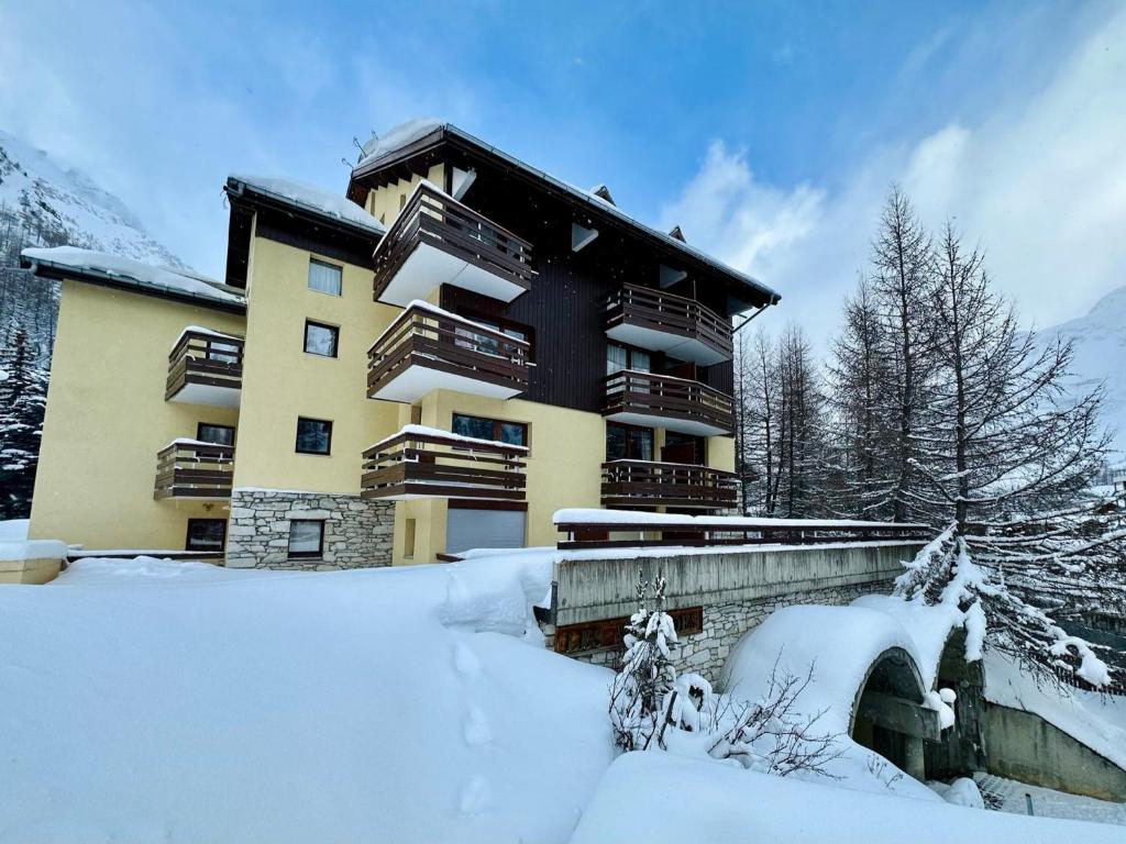 Zdjęcie z galerii obiektu Studio rénové avec coin montagne et terrasse, Val d'Isère - FR-1-411-871 w mieście Val dʼIsère