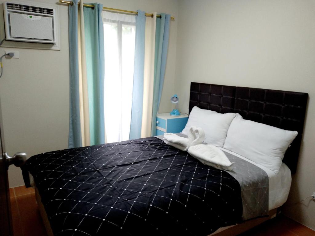 - une chambre avec un lit et 2 serviettes dans l'établissement 2-BR One Oasis Condo in CDO, à Cagayán de Oro