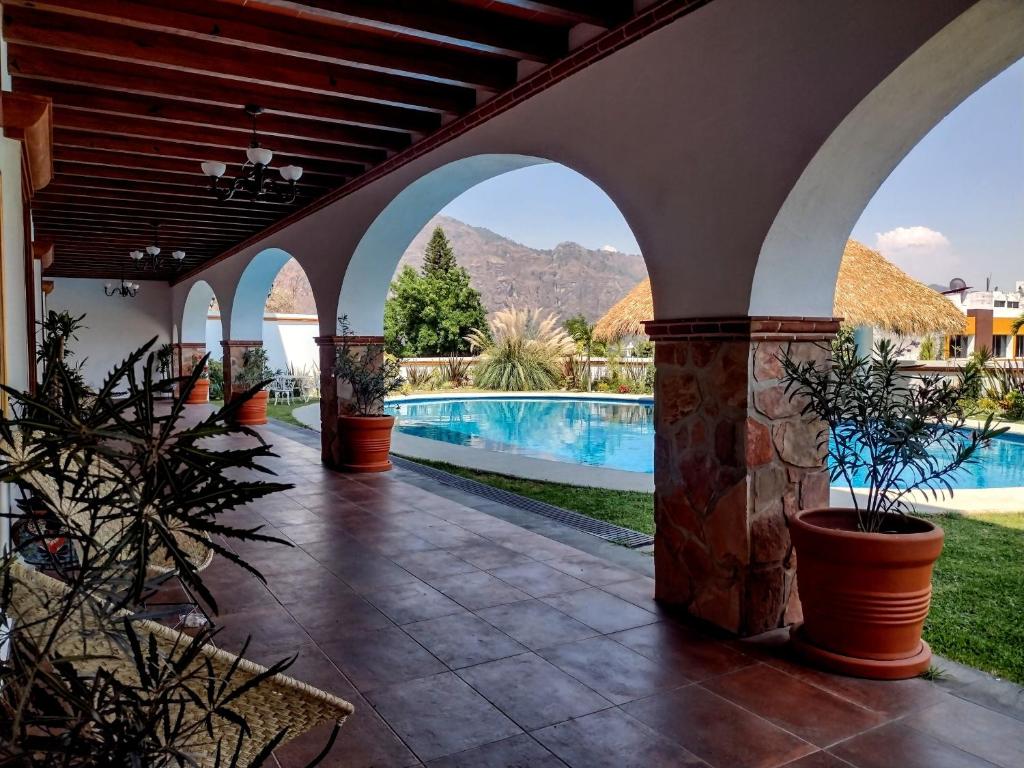 un cortile con piscina in una casa di Palacio Del Cobre a Tepoztlán