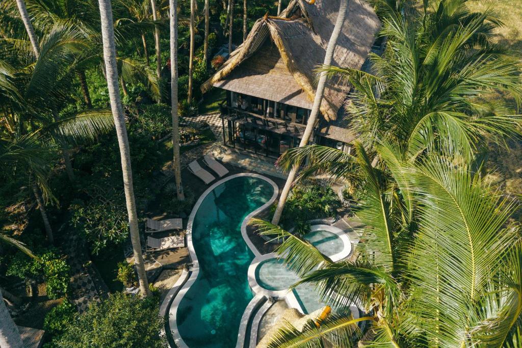 uma vista aérea de uma piscina em frente a um resort em Most Exotic Villa Keong Tabanan em Tabanan