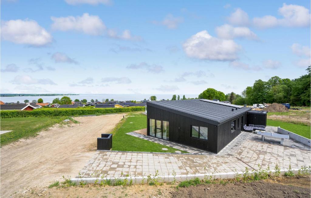 una casa nera con tetto nero di Gorgeous Home In Sjølund With Kitchen a Sjølund